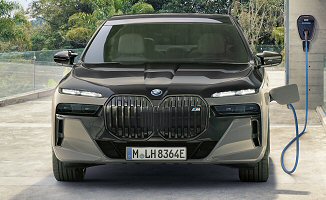 Flagowy model BMW w nowej odsłonie w topowej wersji M760e z hybrydą Plug-in